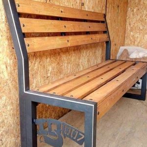 Banco de madera con respaldo y patas de metal negro. Diseño moderno con estructura robusta y detalles industriales. Ideal para interiores o exteriores.