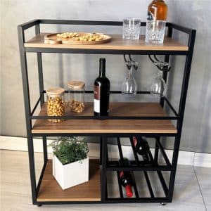 Carrito de bar moderno de metal negro y madera, con bandejas para servir, soportes para copas y almacenamiento de botellas. Versátil y elegante para espacios reducidos.