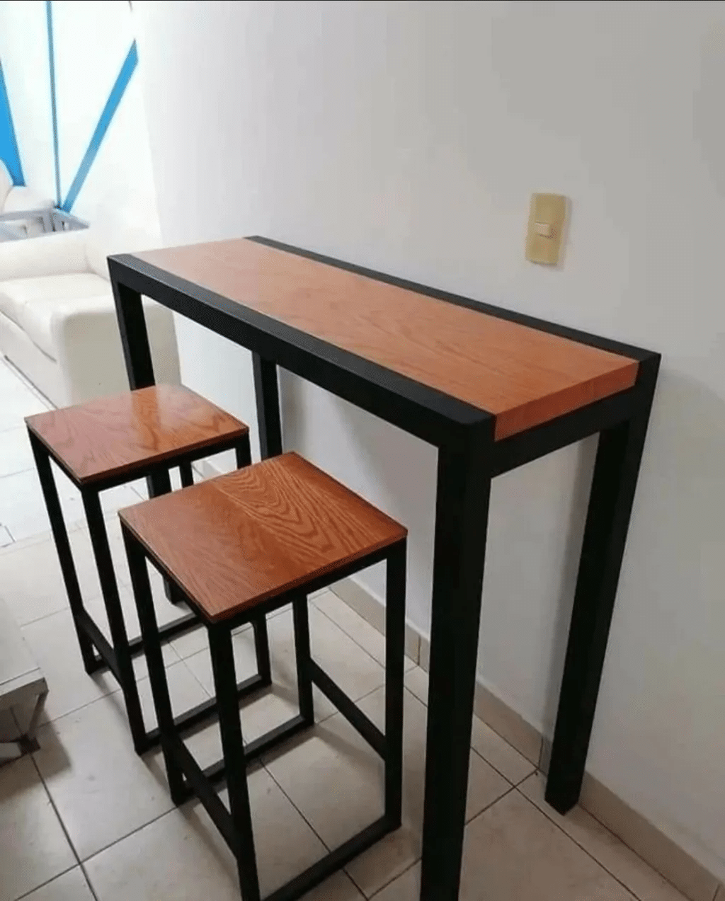 Barra alta con taburetes de metal y madera robusta