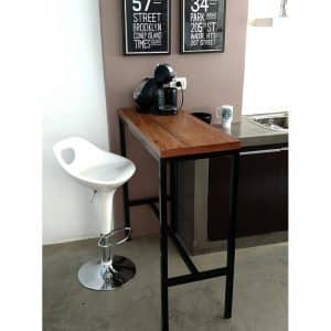 Mesa alta y estrecha con tapa de madera y estructura metálica negra, ideal para espacios pequeños. Acompañada de un taburete blanco con base cromada de diseño moderno.