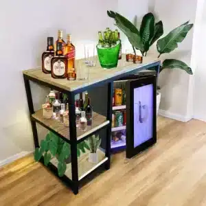 Carro bar moderno con marco negro y estantes de madera, equipado con mini nevera y decorado con plantas. Ideal para almacenar botellas y vasos en espacios contemporáneos.