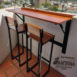 Barra de madera con dos sillas altas, estructura metálica negra. Diseño minimalista y funcional, ideal para espacios pequeños o balcones.
