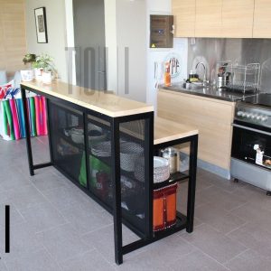 Isla de cocina moderna con estructura de metal negro y superficie de madera clara. Incluye almacenamiento con rejillas para utensilios de cocina. Estilo contemporáneo y funcional.