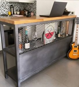 Mesa alta de diseño industrial con estructura metálica negra, estante inferior con rejilla y superficie de madera clara. Ideal para cocina o bar.