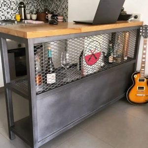 Mesa alta de diseño industrial con estructura metálica negra, estante inferior con rejilla y superficie de madera clara. Ideal para cocina o bar.