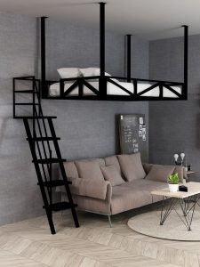 Cama elevada negra de estructura metálica minimalista, fijada al techo, con una escalera a juego. Debajo, un sofá gris claro de diseño moderno y líneas simples.