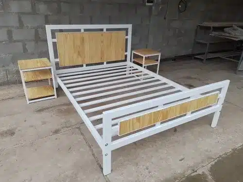 Cama con mesitas integradas de diseño industrial