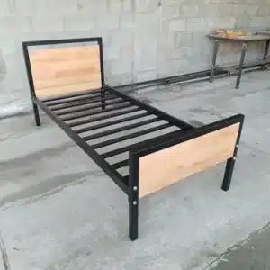 Cama individual con estructura de metal negro y dos paneles de madera en cabecera y pie. Diseño minimalista, sin colchón, ideal para espacios modernos.