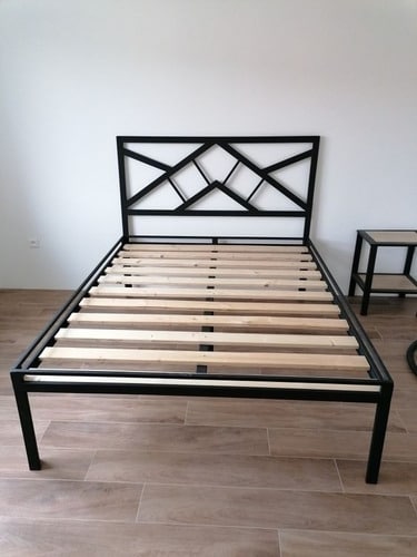 Cama industrial con cabecero geométrico