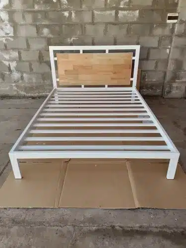 Cama industrial de hierro y madera duradera