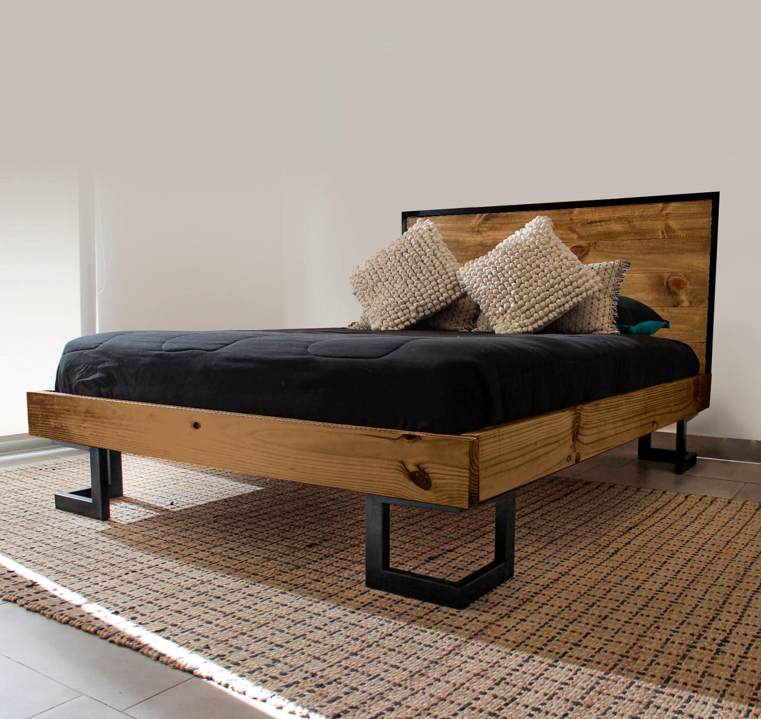 Cama industrial de madera y hierro robusto