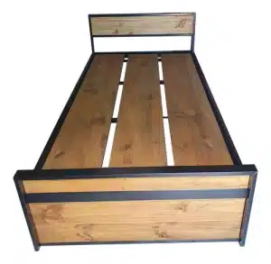 Cama individual de madera con estructura de metal negro, diseño rústico y líneas simples, ideal para un estilo industrial o minimalista.