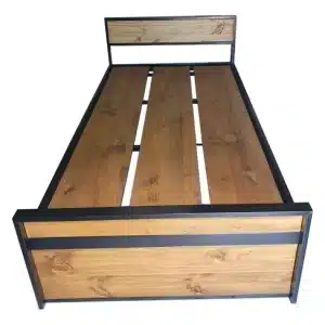 Cama individual de madera con estructura de metal negro, diseño rústico y líneas simples, ideal para un estilo industrial o minimalista.