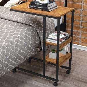 Mesa auxiliar de madera y metal, con ruedas, dos estantes inferiores; ideal para libros y decoración en ambientes modernos o industriales.