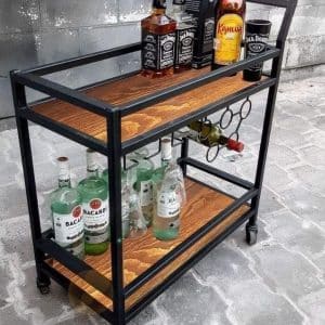 Carrito de bar de metal negro con estantes de madera, ruedas y soporte para botellas. Diseño industrial y funcionalidad ideal para almacenar y servir bebidas.
