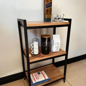 Estantería moderna de tres niveles, estructura de metal negro y estantes de madera, ideal para organización y decoración del hogar o la oficina.