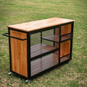 Mueble de madera portátil con ruedas, estructura de metal negro y paneles laterales de maya, diseñado para uso exterior o interior. Ideal para almacenamiento y decoración.