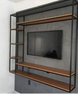 Centro de entretenimiento minimalista con estructura de metal negro y estantes de madera. Incluye soporte para pantalla de televisión y varios estantes laterales y superiores para almacenaje.