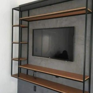 Centro de entretenimiento minimalista con estructura de metal negro y estantes de madera. Incluye soporte para pantalla de televisión y varios estantes laterales y superiores para almacenaje.