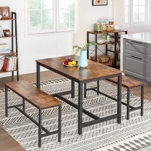 Mesa de comedor rectangular con tablero de madera oscura y estructura de metal negro. Incluye dos bancos a juego, ideal para espacios modernos y funcionales.