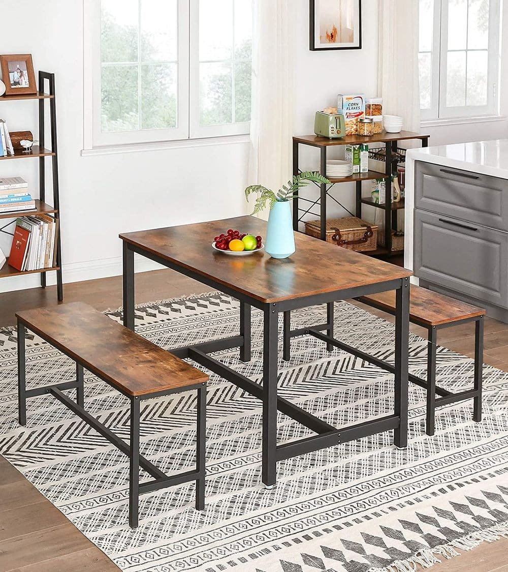 Mesa de comedor rectangular con tablero de madera oscura y estructura de metal negro. Incluye dos bancos a juego, ideal para espacios modernos y funcionales.