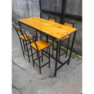 Conjunto de mesa alta y cuatro sillas de madera con estructura metálica negra, diseño moderno para interior o exterior. Ideal para espacios reducidos.