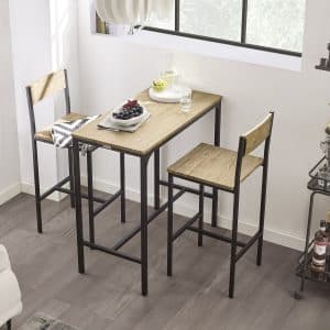 Juego de comedor alto con estructura de metal negro y superficies de madera. Incluye una mesa rectangular y dos sillas a juego, perfecto para espacios compactos o estilo industrial.