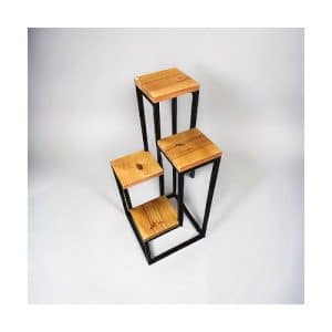 Mueble decorativo de 3 niveles con estructura de metal negro y superficies cuadradas de madera clara. Ideal para exhibir plantas u objetos pequeños, combinando estilo industrial y rústico.