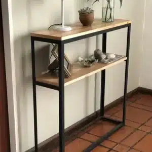 Mesa consola de estilo industrial con estructura de metal negro y dos estantes de madera clara. Perfecta para decorar entradas o pasillos con un diseño moderno y minimalista.