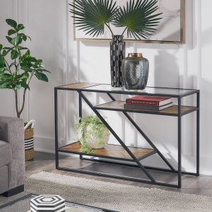 Mesa consola moderna con estructura metálica negra, estantes de madera y vidrio. Diseño geométrico con una estantería diagonal central. Ideal para decoración de interiores contemporáneos.