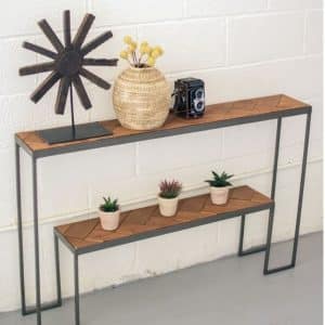 Mesa consola moderna con estructura metálica negra y estantes de madera en espiga. Incluye dos niveles para exhibición de objetos decorativos. Ideal para interiores minimalistas.