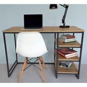 Escritorio moderno de madera con estructura metálica negra. Incluye estantería lateral de tres niveles a la derecha. Ideal para oficinas o estudios modernos.