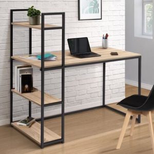 Escritorio moderno con estructura metálica negra y tablero de madera clara, incluye estanterías integradas a la izquierda. Ideal para oficinas o zonas de estudio en casa.