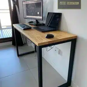 Escritorio de estilo industrial con tapa de madera clara y estructura de metal negro. Diseño minimalista, ideal para oficina moderna o espacio de trabajo en casa.