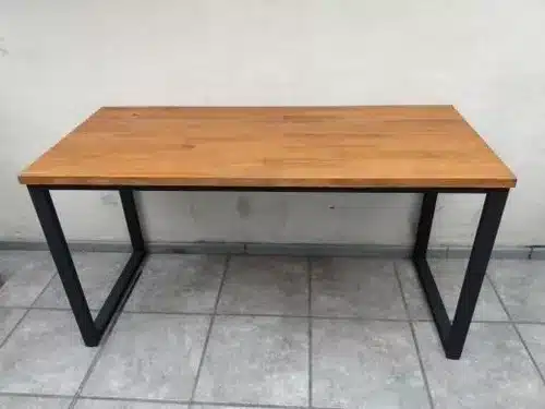 Mesa minimalista de hierro y madera resistente