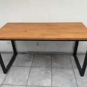 Mesa rectangular con superficie de madera clara y patas de metal negro en estructura de diseño industrial. Ideal para oficinas o comedores modernos.