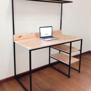Escritorio de madera clara con estructura metálica negra. Cuenta con una superficie amplia, dos estantes laterales y una repisa elevada, ideal para organización de oficina.