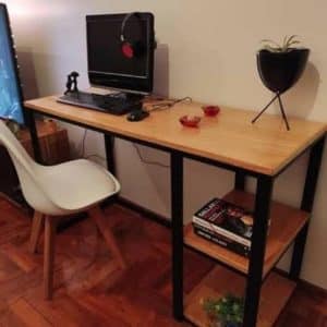 Escritorio de madera minimalista con estructura de metal negro, dos niveles con estantes abiertos a la derecha. Ideal para espacios de trabajo modernos y organizados.