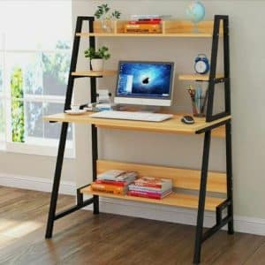 Escritorio moderno de madera con estructura metálica negra, incluye estantes superiores e inferiores. Ideal para oficina o estudio. Diseño funcional y elegante para organizar libros y tecnología.