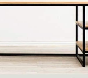 Escritorio minimalista de madera clara con estructura de metal negro, incluye dos estantes a la derecha, ideal para espacios modernos o industriales.