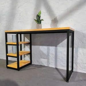 Escritorio moderno de madera con estructura metálica negra, incluye estantes abiertos laterales. Diseño minimalista ideal para oficina o estudio.