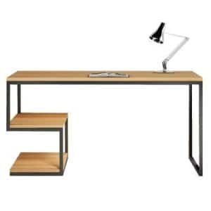 Escritorio moderno con tablero de madera y estructura metálica negra, incluye estantes laterales abiertos. Ideal para espacios minimalistas y oficinas en casa.