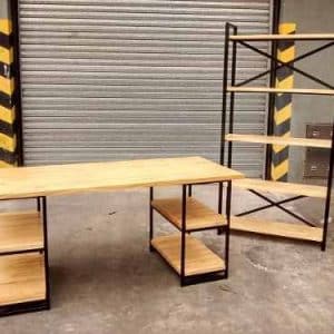 Escritorio de madera clara con estructura metálica negra, acompañado de una estantería moderna en el mismo estilo, ideal para oficina o estudio.