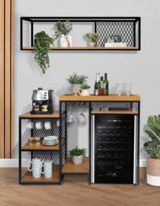 Mueble buffet de madera y metal con estantes abiertos, cafetera, vasos y botellas. Incluye una vinoteca negra y un estante superior con plantas decorativas. Diseño moderno e industrial.