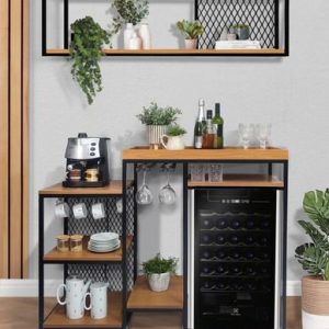 Mueble buffet de madera y metal con estantes abiertos, cafetera, vasos y botellas. Incluye una vinoteca negra y un estante superior con plantas decorativas. Diseño moderno e industrial.