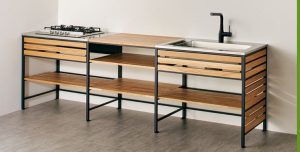 Mueble de cocina con estructura metálica negra y estantes de madera. Incluye una encimera con fregadero y placa de cocina, ideal para un diseño industrial y moderno.