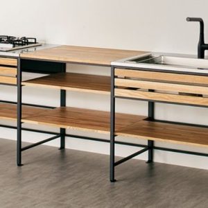 Mueble de cocina con estructura metálica negra y estantes de madera. Incluye una encimera con fregadero y placa de cocina, ideal para un diseño industrial y moderno.