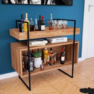 Mueble bar moderno de madera y metal negro, con estantes para botellas y espacio para copas. Diseño minimalista y funcional, ideal para salones contemporáneos.