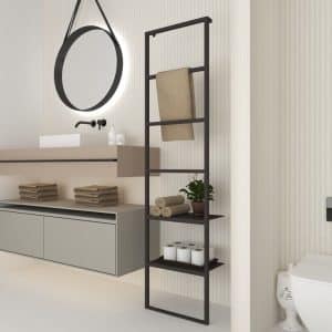 Estante vertical moderno de metal negro con varios niveles, ideal para almacenar toallas, plantas y papel higiénico de manera elegante y funcional en baños contemporáneos.