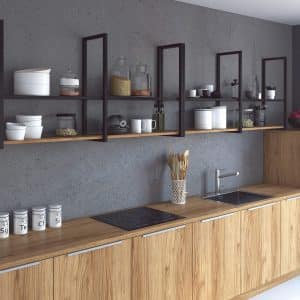 Cocina moderna con encimeras y gabinetes de madera clara, estanterías abiertas negras, y pared gris. Diseño minimalista y funcional, con electrodomésticos integrados.